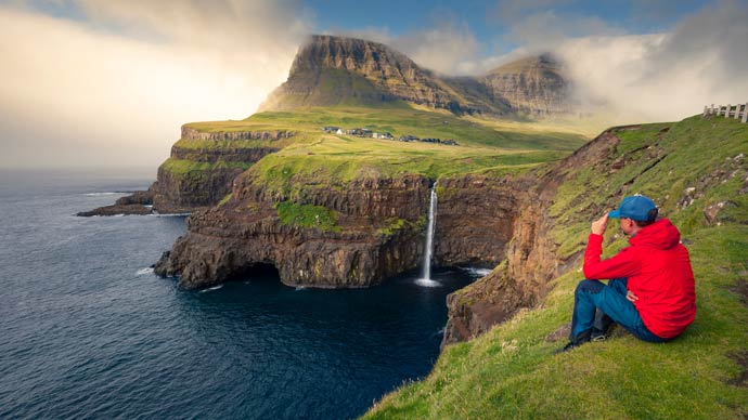 Atemberaubende Landschaft von Gásadalur auf den Färöern